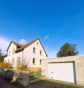 Hausansicht 3.jpg - Oberursel: Solide Doppelhaushälfte mit großzügigem Grundstück und guter Infrastruktur