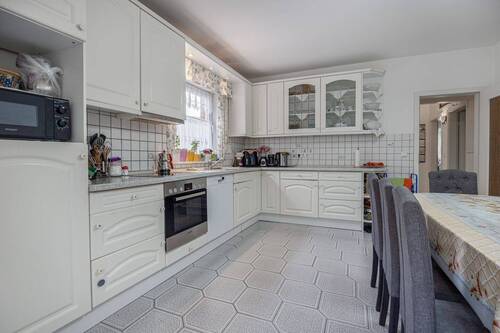 hell und mit viel Arbeitsflächen - 