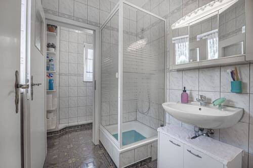 Das Duschbad im EG ist komplett gefliest - 