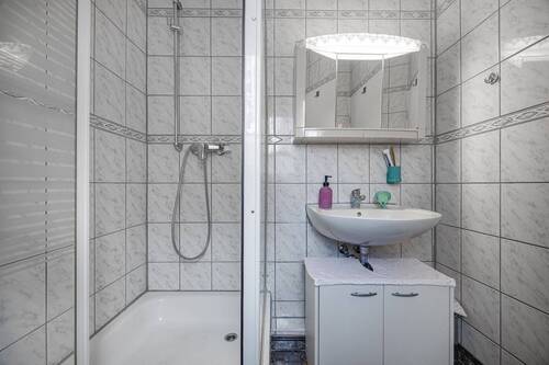 und praktisch ausgestattet - 