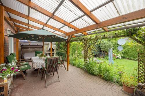 großer, überdachter Terrasse - 9 Zimmer Doppelhaushälfte zum Kaufen in Hamburg