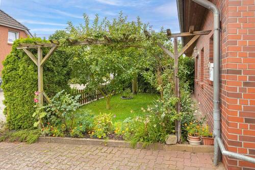 und Vorgarten mit Obstbäumen - 