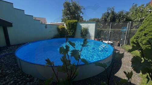 Pool_mit_Zweigen.jpg - 