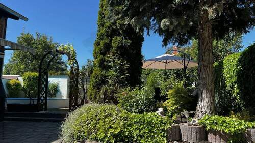 Hofbereich_mit_Blick_auf_Garten1.jpg - Mehrfamilienhaus, Wohnhaus mit 196,00 m&sup2; in Erfurt zum Kaufen