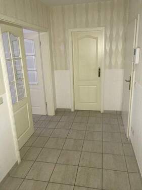 Flur mit großer Flügeltür zum Wohnzimmer - Terrassenwohnung mit 53,00 m² in Augustusburg zur Miete