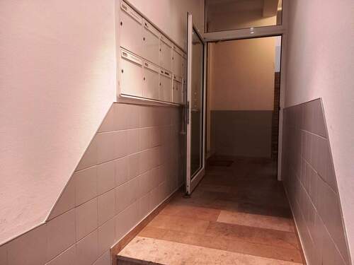 Hauseingang Sicher und sauber B - 3 Zimmer Etagenwohnung zum Kaufen in Erfurt