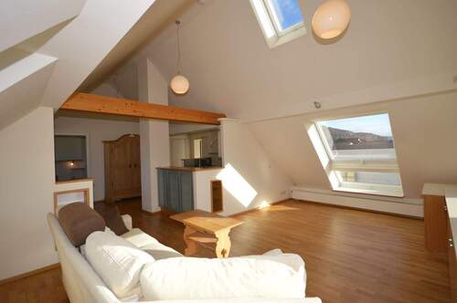 Helles Wohnen - Gemütlich-lichtdurchflutet-schick! Teil möblierte Dachgeschoss-Wohnung in Neumarkt