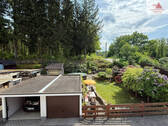 Blick in den Garten und auf die Garagen - 
