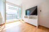 großes Wohnzimmer mit Balkon - 