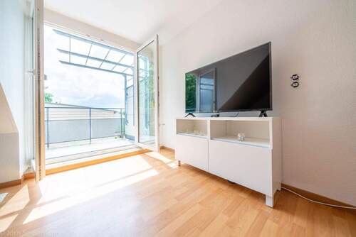 großes Wohnzimmer mit Balkon - 