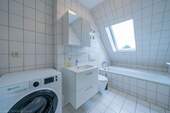 Badezimmer mit Waschmaschine - 