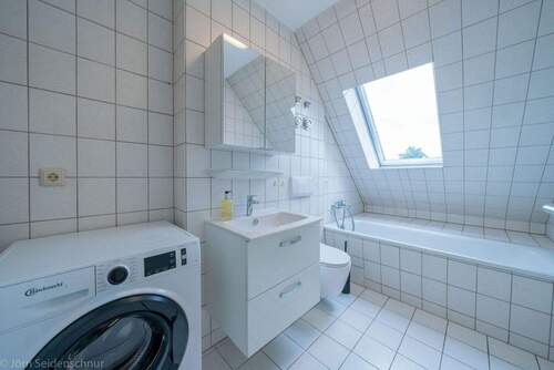 Badezimmer mit Waschmaschine - 