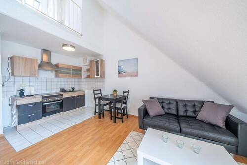 großes Wohnzimmer mit Küche - 2 Zimmer Etagenwohnung zur Miete in Fürstenwalde