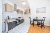 großes Wohnzimmer mit Küche - 