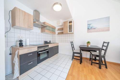 großes Wohnzimmer mit Küche - 