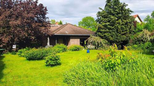 Garten mit Hausansicht - 3 Zimmer Mehrfamilienhaus, Wohnhaus zur Miete in Zwenkau