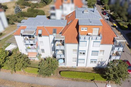Gebäudeansicht - EINZIEHEN UND WOHLFÜHLEN Bezugsfreie 2-Raum-Wohnung mit Balkon & TG-Stellplatz