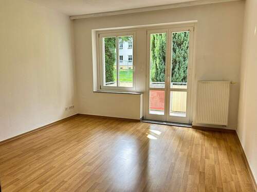 Wohnzimmer - ATTRAKTIVE WOHNUNG MIT SÜD - BALKON SUCHT NETTEN MIETER !!!