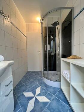 Bad mit Dusche - 