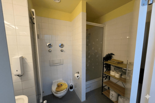 Bad mit Dusche - 