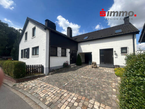 Frontansicht mit Logo - Frei stehendes Zweifamilienhaus in einem ruhigen, begehrten Wohnviertel