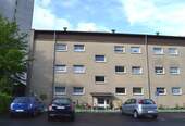 An der Bauna 5 - Blick auf den Eingangsbereich eines hell verputzten mehrgeschossigen Wohngebäudes - Ideal für Zwei: 2-Zimmerwohnung in zentraler Lage von Altenbauna