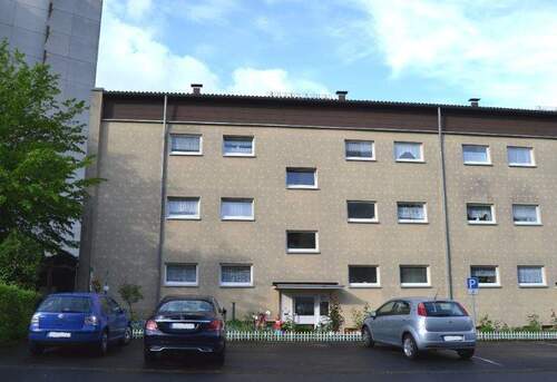 An der Bauna 5 - Blick auf den Eingangsbereich eines hell verputzten mehrgeschossigen Wohngebäudes - Ideal für Zwei: 2-Zimmerwohnung in zentraler Lage von Altenbauna