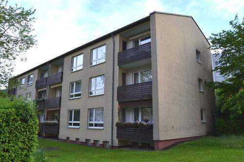 An der Bauna 5 - Blick über die Grünanalage auf die Rückseite des Gebäudes mit Balkonen - 2 Zimmer Etagenwohnung zur Miete in Baunatal