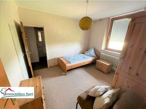 Schlafzimmer OG mit Zugang zum Bad - 