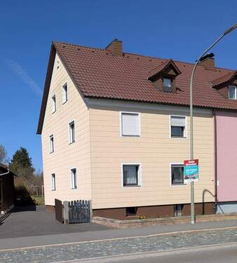 Straßenansicht - Gepflegte Doppelhaushälfte zu verkaufen in Waldsassen
