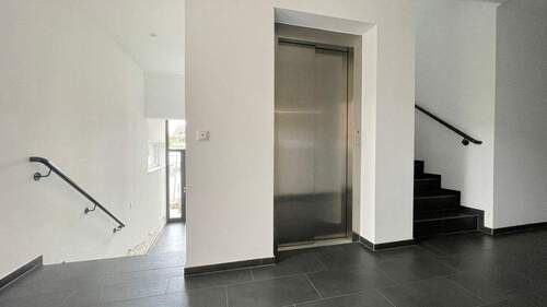 Aufzug und Hausflur - 