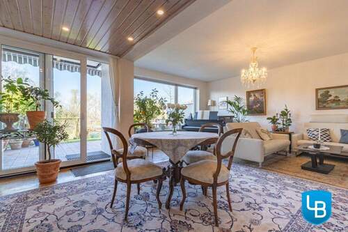 ... und in den großzügigen Wohnbereich mit Zugang zur Terrasse - 