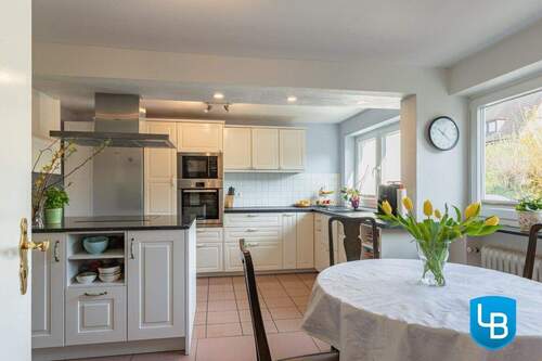 Küche mit Kochinsel - 5 Zimmer Reihenmittelhaus in Plön