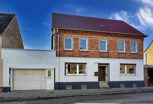 Hausansicht - Sanierungsbedarf - Einfamilienhaus mit Dachterrasse und Ausbaupotenzial!