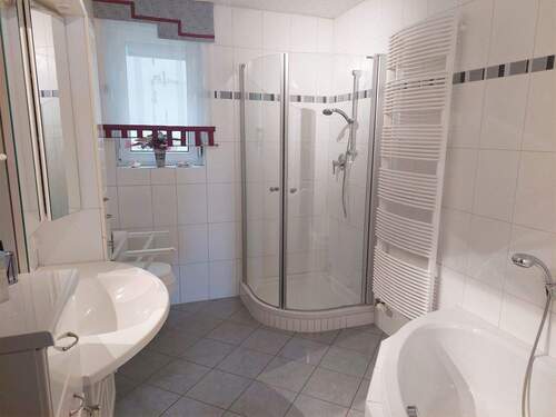 Bad mit Dusche und ... - 
