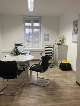 Büromöbel.jpg - Büroflächen im Hauptbahnhof Bad Neustadt