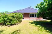 Hausansicht - Hochwertiger Premium-Bungalow mit außergewöhnlichem Ambiente und parkähnlichem Garten