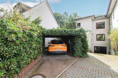 Carport und Frontansich - Familien aufgepasst: Doppelhaushälfte mit Vollkeller, Balkon und Carport in Hamburg-Alsterdorf