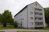 Akazienallee 12, Außenansicht Giebel mit Blick auf Eingangsbereich und Südbalkone - 4 Zimmer Etagenwohnung zur Miete in Baunatal