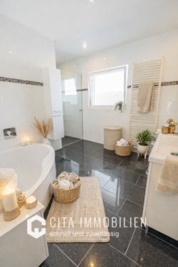 Badezimmer - 7 Zimmer Einfamilienhaus zum Kaufen in Griesheim