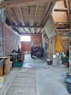 Scheunenbereich mit Grube für Autoreparaturen - 