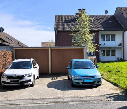 Rückseite mit PKW Garagen - 
