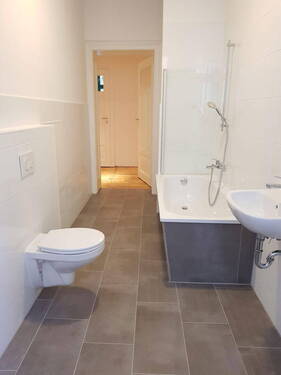 Bad mit Badewanne - 