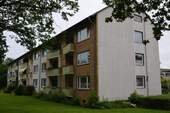 Birkenallee 95 - 99, Blick über die Grünanlage auf die rückseitige Fassade eines mehrgeschossigen Wohngebäudes mit Balkonen - Kleine 3-Zimmerwohnung mit zwei Balkonen am Baunsberg