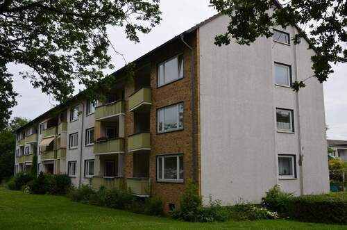 Birkenallee 95 - 99, Blick über die Grünanlage auf die rückseitige Fassade eines mehrgeschossigen Wohngebäudes mit Balkonen - Kleine 3-Zimmerwohnung mit zwei Balkonen am Baunsberg