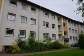 Birkenallee 95 - 99, Blick auf den Eingangsbereich mit heller Fassade und farbig abgesetzten Balkonbrüstungen - 3 Zimmer Etagenwohnung zur Miete in Baunatal