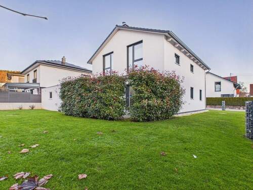 Gartenansicht - Einziehen und wohlfühlen! Modernes Einfamilienhaus in Balgheim