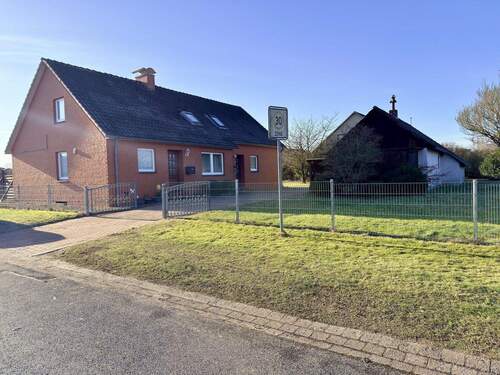 Außenansicht mit Nebengebäude - Einfamilienhaus mit 99,00 m&sup2; in Reppenstedt zum Kaufen