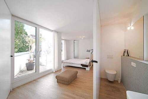 Elternschlafzimmer mit Badezimmer en suite und Zugang zur Dachterrasse - 