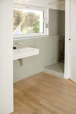 Badezimmer im Dachgeschoss mit Dusche - 